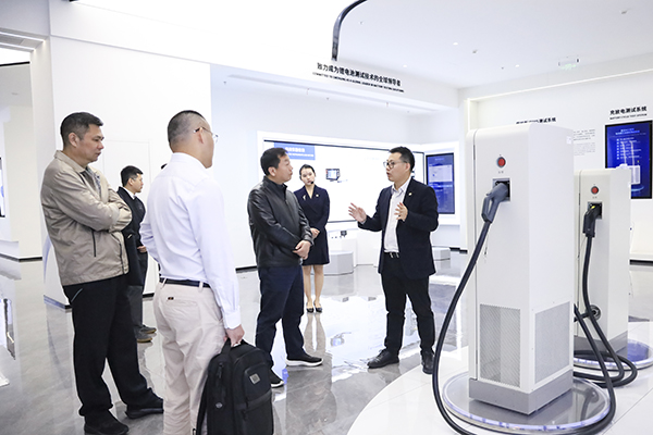 开云(中国)股份副董事长、总裁刘作斌向福船集团副总经理李振均一行介绍公司充电产品.jpg